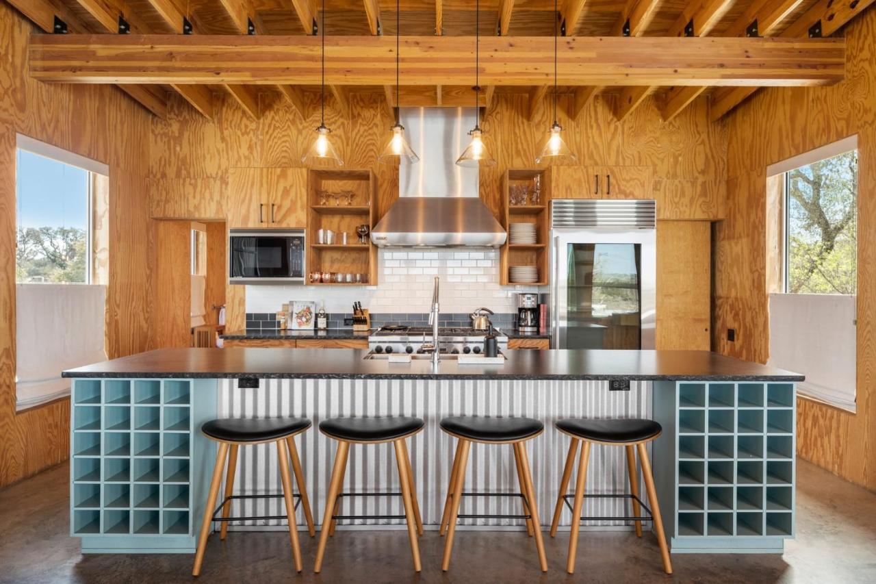 Lazo House - Riverfront With Overlooking Llano River エクステリア 写真
