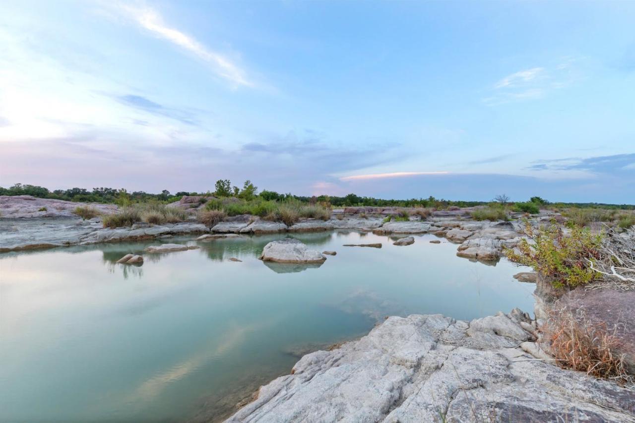 Lazo House - Riverfront With Overlooking Llano River エクステリア 写真