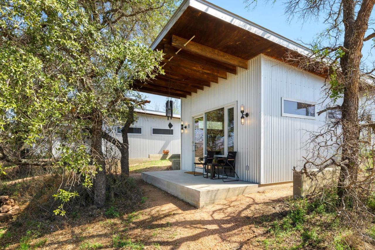 Lazo House - Riverfront With Overlooking Llano River エクステリア 写真
