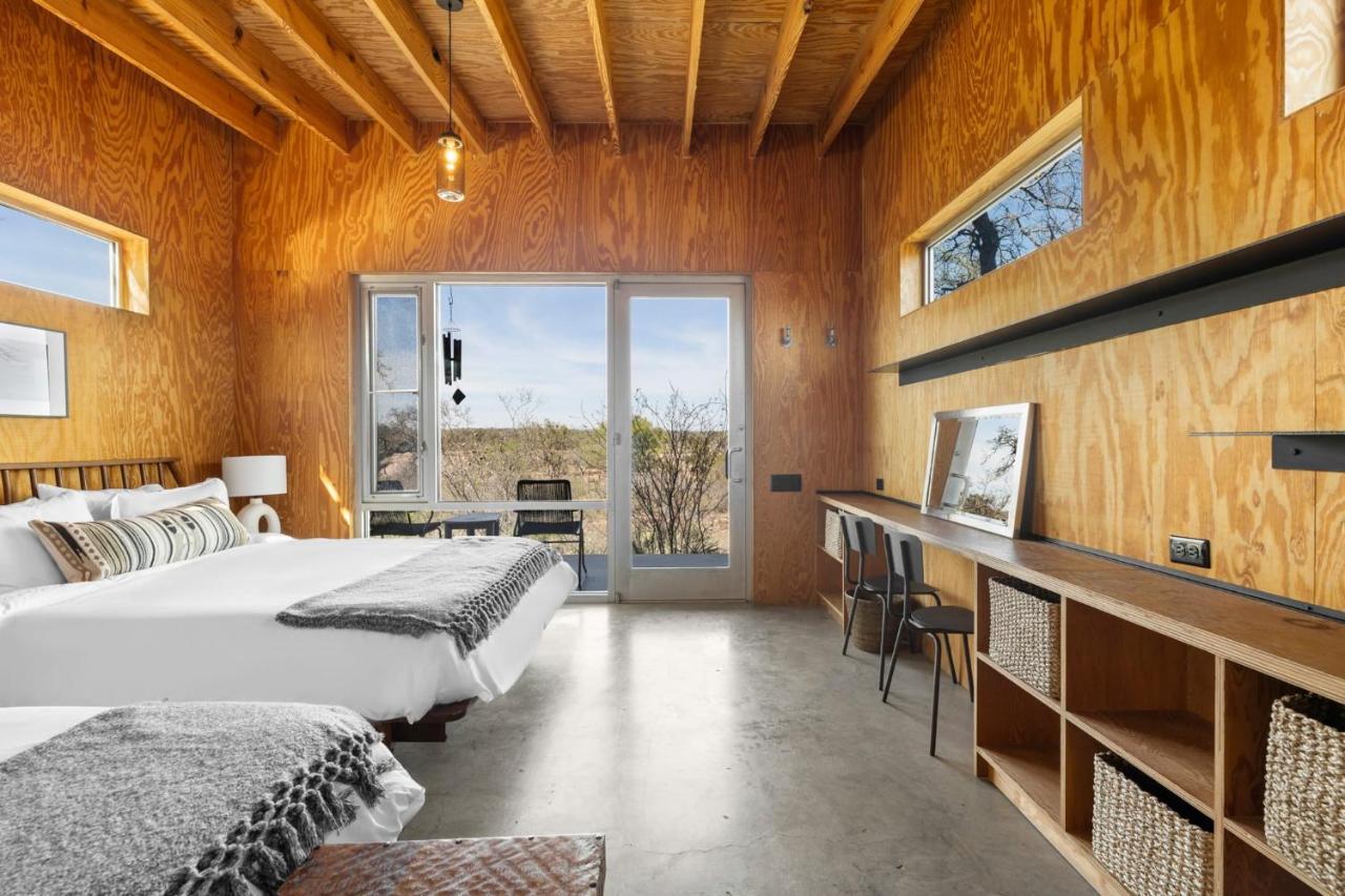 Lazo House - Riverfront With Overlooking Llano River エクステリア 写真