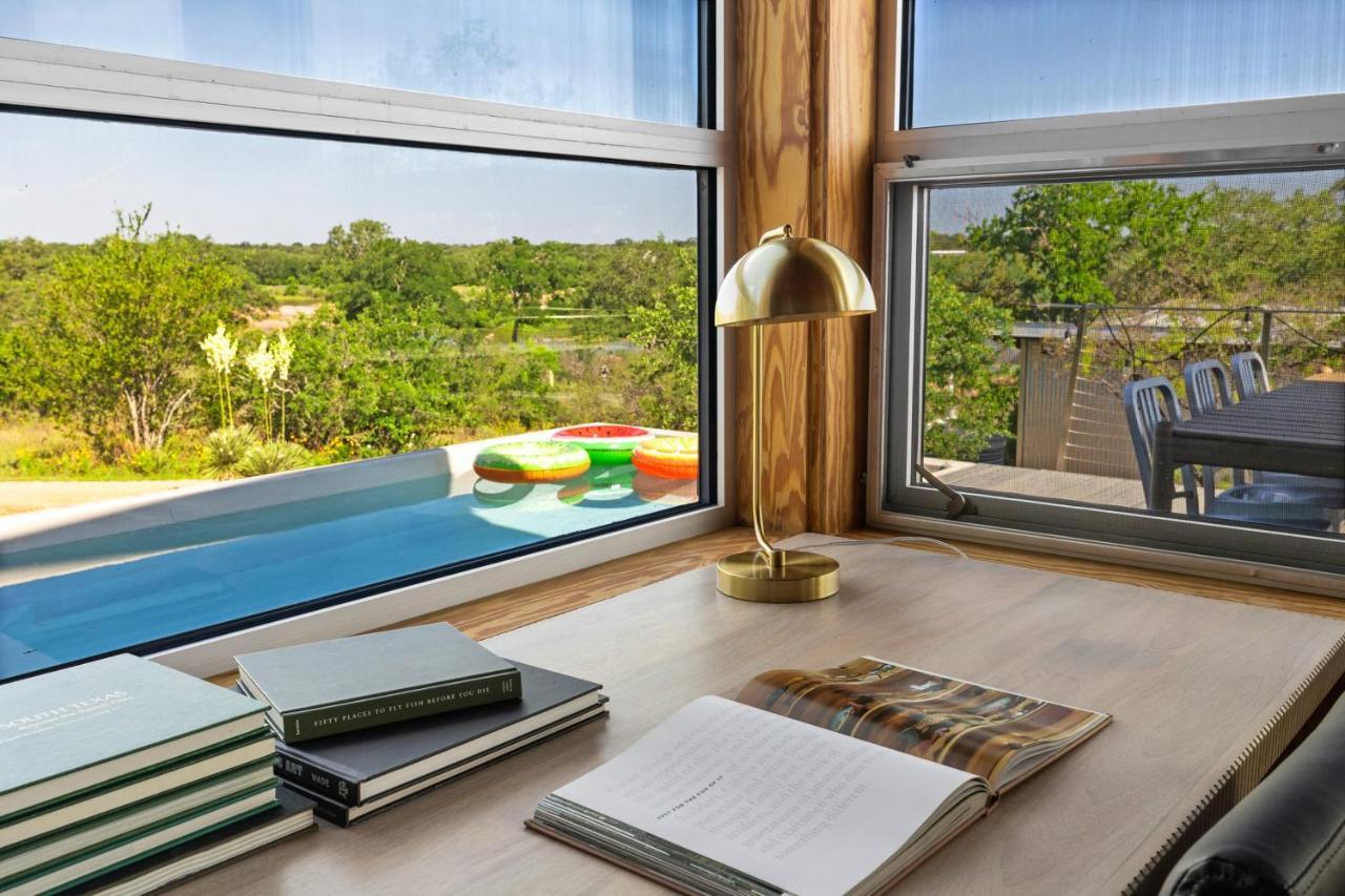 Lazo House - Riverfront With Overlooking Llano River エクステリア 写真