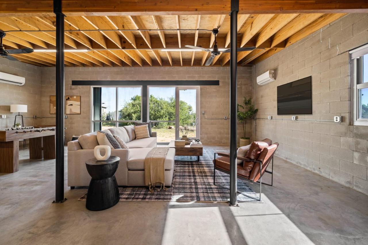 Lazo House - Riverfront With Overlooking Llano River エクステリア 写真