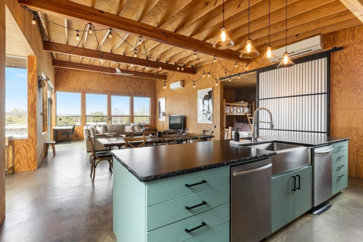 Lazo House - Riverfront With Overlooking Llano River エクステリア 写真