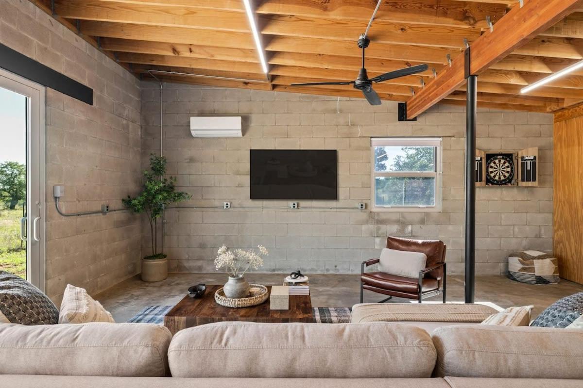 Lazo House - Riverfront With Overlooking Llano River エクステリア 写真