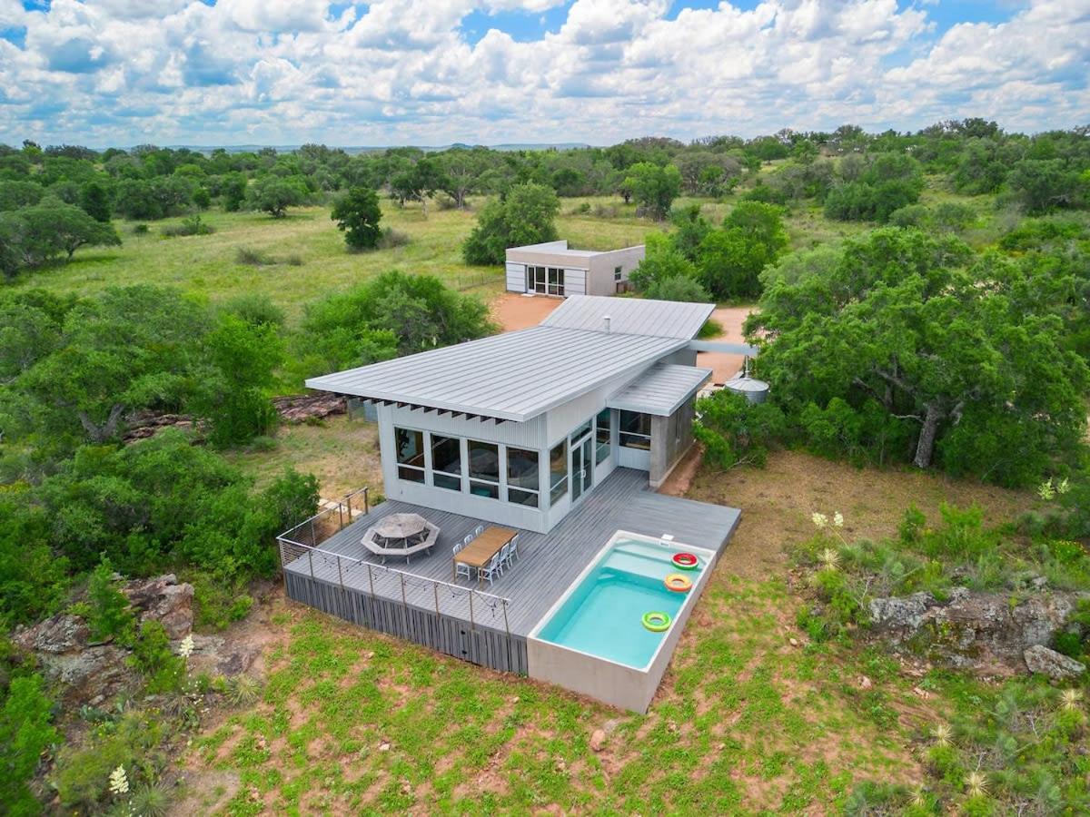 Lazo House - Riverfront With Overlooking Llano River エクステリア 写真