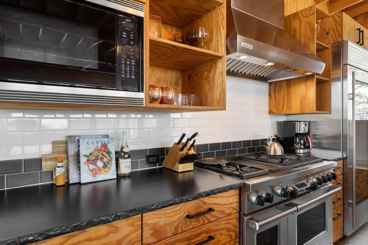 Lazo House - Riverfront With Overlooking Llano River エクステリア 写真