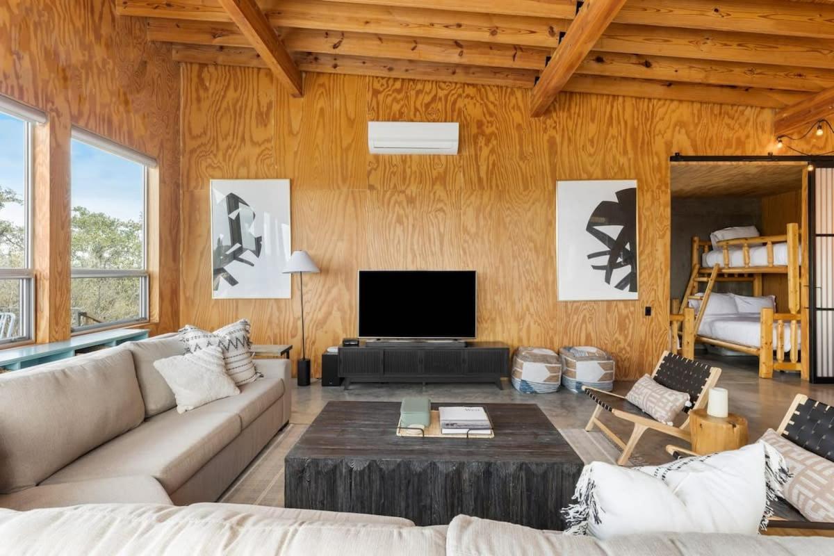 Lazo House - Riverfront With Overlooking Llano River エクステリア 写真